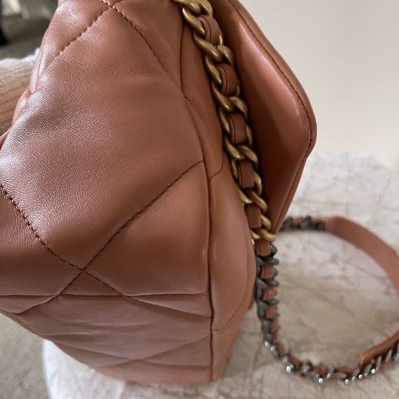 Chanel 19 small 21K caramel in brand new condition. It’s a full set - Picture 8 of 16